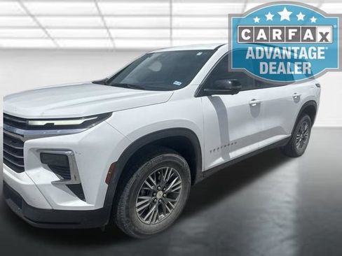 Used 2024 Chevrolet Traverse LT FWD image 2