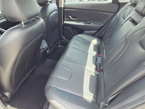 Used 2023 Hyundai Elantra Limited FWD image 17