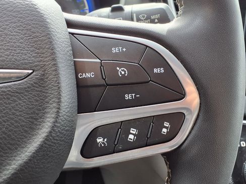 Used 2023 Chrysler Pacifica Touring-L image 22