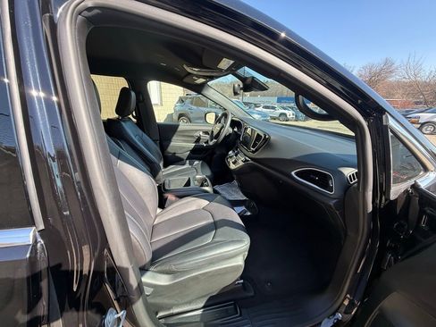 Used 2026 Chrysler Pacifica Select FWD image 23