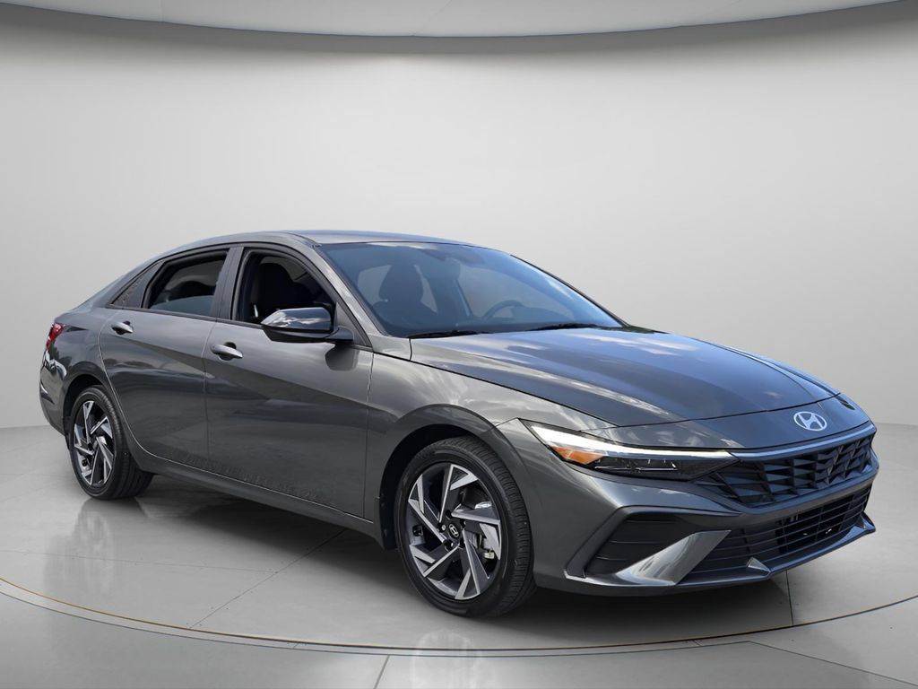 Certified 2025 Hyundai Elantra SEL FWD image 9