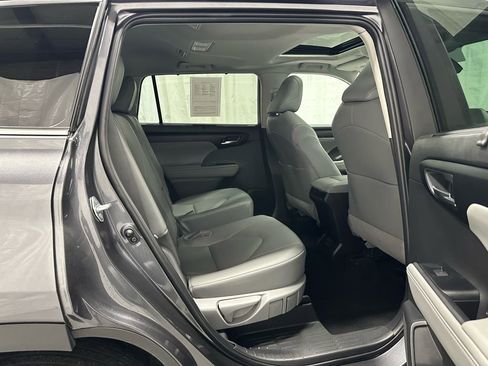 Used 2025 Toyota Highlander XLE image 57