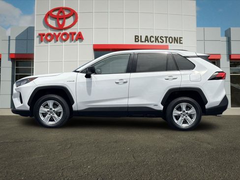 Certified 2021 Toyota RAV4 LE AWD/4WD image 6