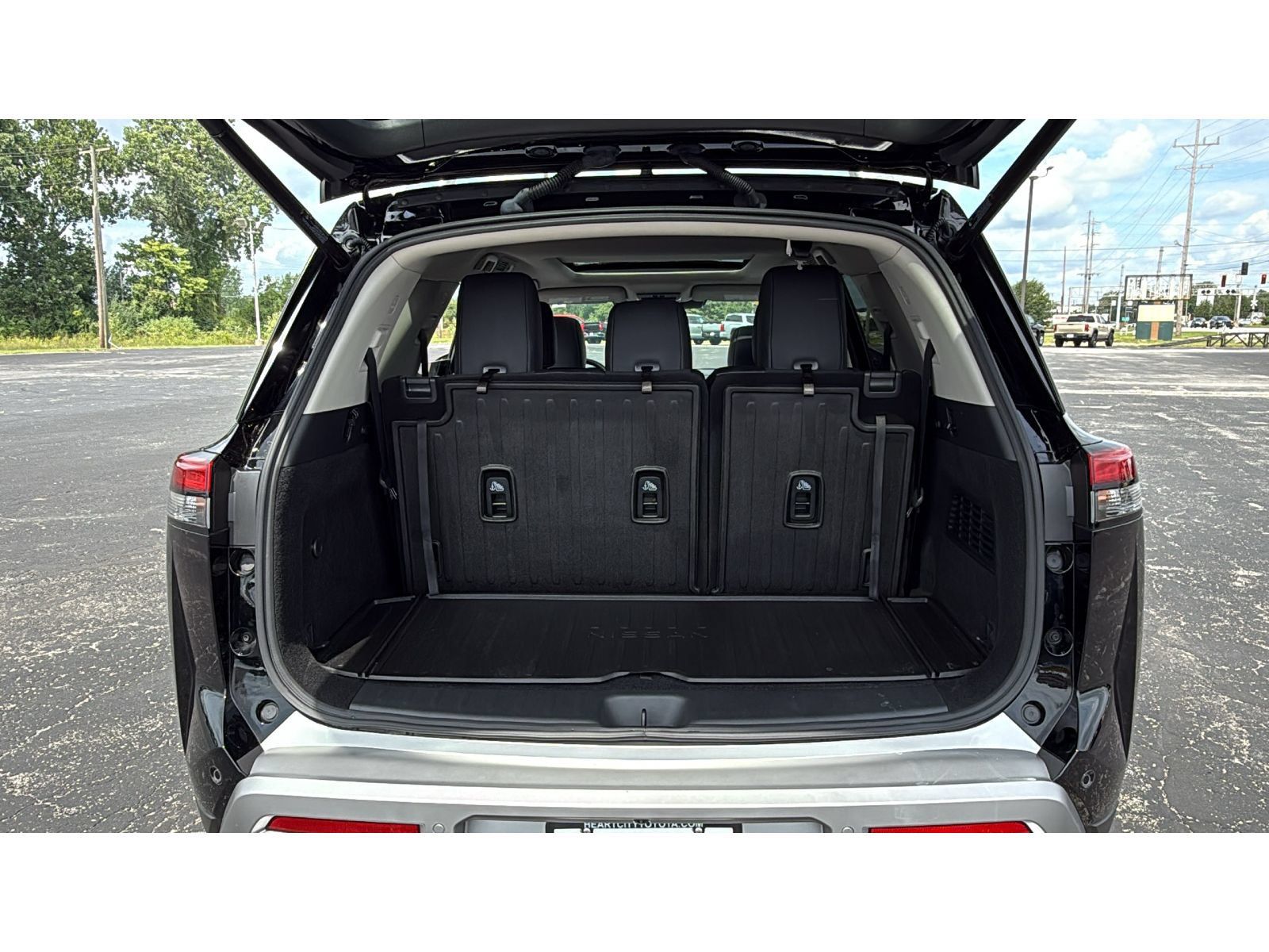Used 2025 Nissan Pathfinder Platinum AWD/4WD image 7