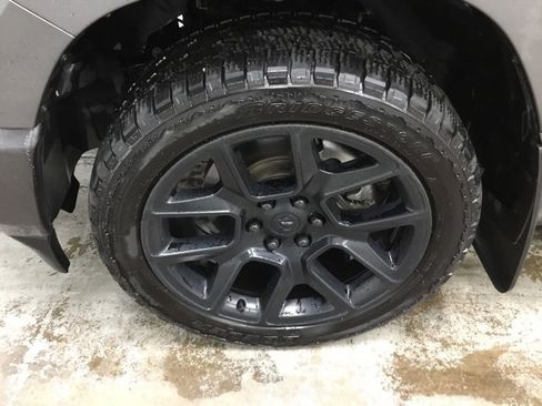 Used 2024 RAM 1500 Laramie AWD/4WD image 5