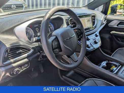 Used 2025 Chrysler Pacifica Limited FWD image 13