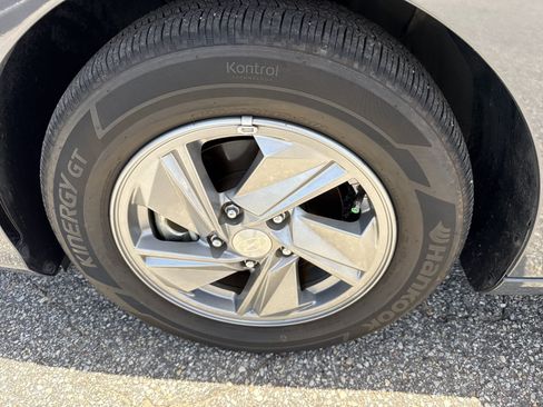 Certified 2025 Hyundai Elantra SE FWD image 10