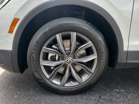 Used 2023 Volkswagen Tiguan SE w/ Panoramic Sunroof Package FWD image 7