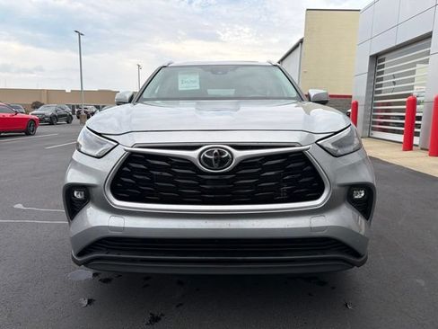 Used 2023 Toyota Highlander XLE FWD image 2