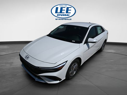 Certified 2025 Hyundai Elantra SE FWD image 7