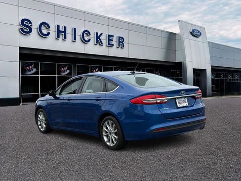 Used 2017 Ford Fusion SE FWD image 3