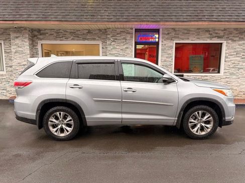 Used 2016 Toyota Highlander Plus AWD/4WD image 4