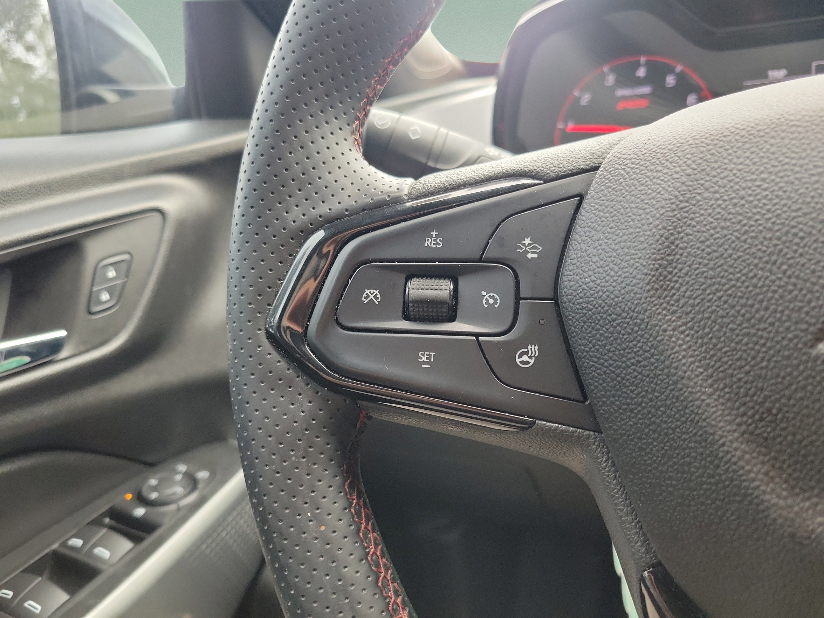 Used 2024 Chevrolet Trax RS w/ Sunroof Package FWD image 18