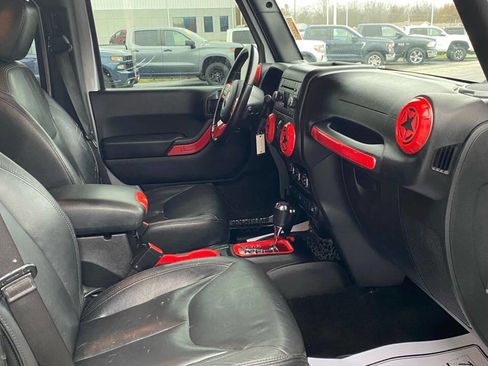 Used 2015 Jeep Wrangler Unlimited Sahara w/ Connectivity Group image 20