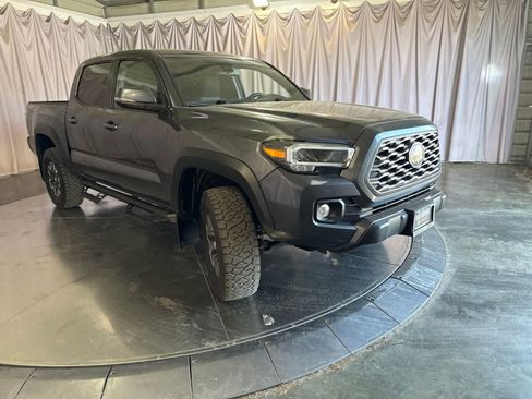 Used 2021 Toyota Tacoma TRD Off-Road w/ Technology Package AWD/4WD image 2