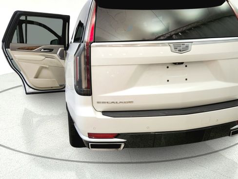 Used 2021 Cadillac Escalade Premium Luxury Platinum RWD image 13