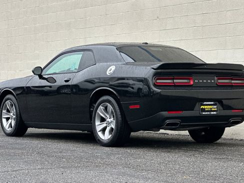 Used 2018 Dodge Challenger SXT image 6