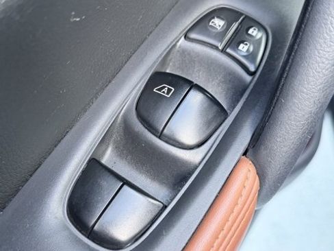 Used 2017 Nissan Rogue SL w/ SL Premium Package image 30