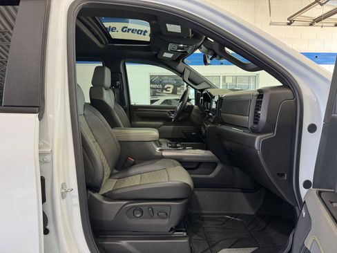 Used 2024 Chevrolet Silverado 2500 ZR2 w/ Technology Package AWD/4WD image 16
