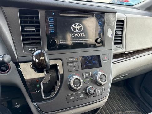 Used 2017 Toyota Sienna XLE Premium image 19