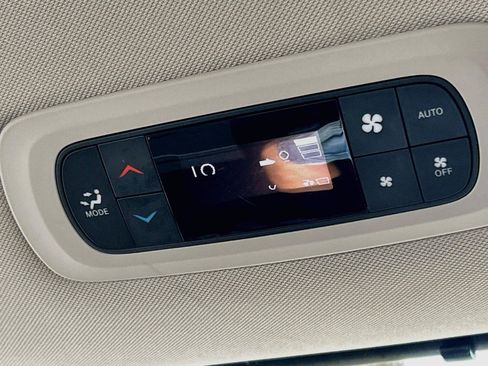 Used 2023 Chrysler Pacifica Touring-L FWD image 22