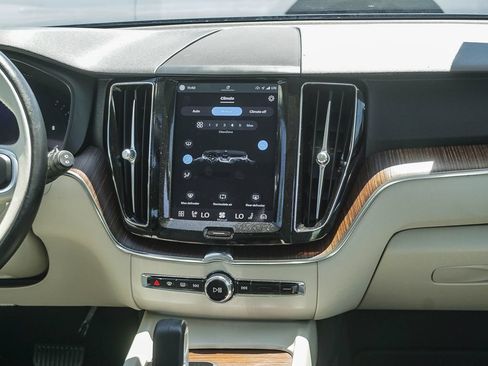 Used 2022 Volvo XC60 B5 Momentum w/ Climate Package FWD image 16