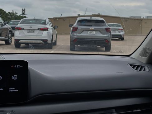 Used 2025 Kia K4 LXS image 37