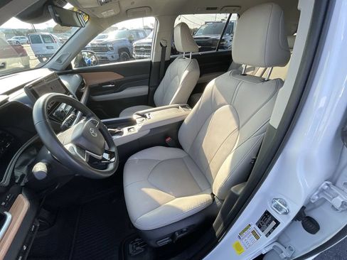 Used 2024 Toyota Grand Highlander AWD image 19