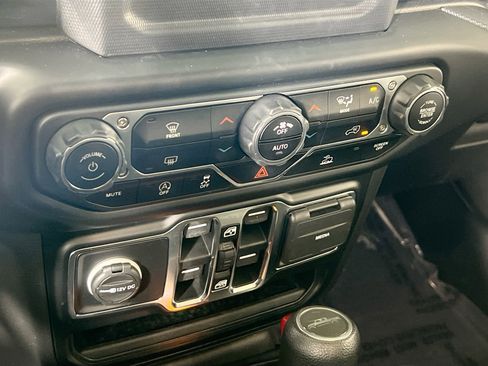 Used 2022 Jeep Gladiator Sport image 14