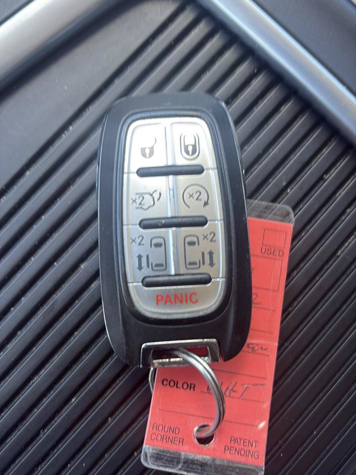 Used 2022 Chrysler Pacifica Touring-L FWD image 26