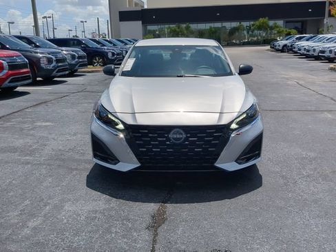 Used 2025 Nissan Altima 2.5 SV FWD image 3
