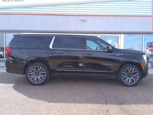 Used 2025 GMC Yukon XL Denali Ultimate AWD/4WD image 4