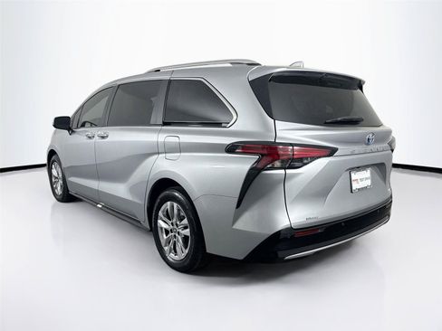 Used 2023 Toyota Sienna Limited FWD image 13
