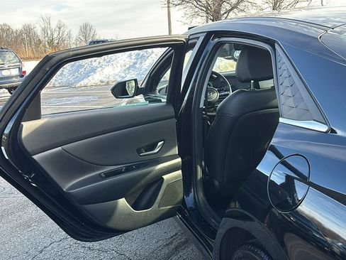 Used 2025 Hyundai Elantra Limited image 28