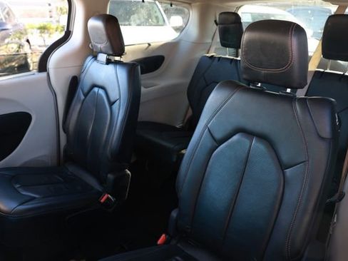 Used 2020 Chrysler Pacifica Touring-L Plus image 11