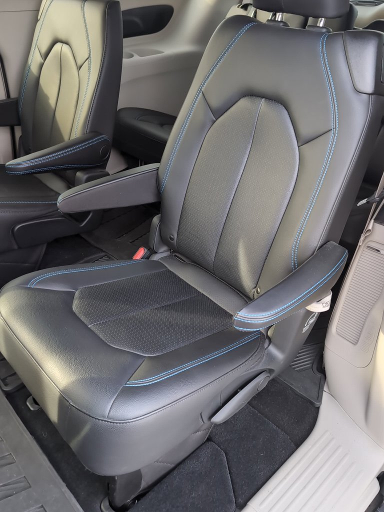 Used 2021 Chrysler Pacifica Touring-L w/ Uconnect Theater Family Group FWD image 8