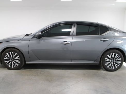 Used 2024 Nissan Altima 2.5 SV FWD image 6