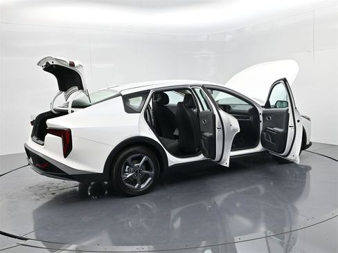 New 2025 Kia K4 LXS image 48