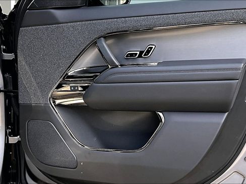 Used 2025 Land Rover Range Rover Sport image 24