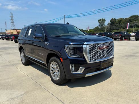 Used 2021 GMC Yukon Denali w/ Advanced Technology Package AWD/4WD image 4