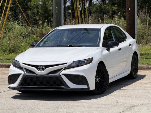 Used 2021 Toyota Camry SE w/ Convenience Package FWD image 1