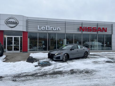 Used 2023 Nissan Altima 2.5 SR w/ SR Premium Package image 1
