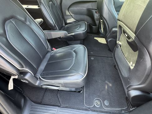 Used 2025 Chrysler Pacifica Limited FWD image 19