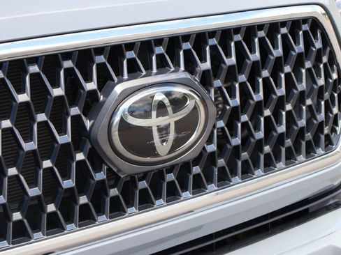 Used 2019 Toyota Tacoma TRD Sport AWD/4WD image 29