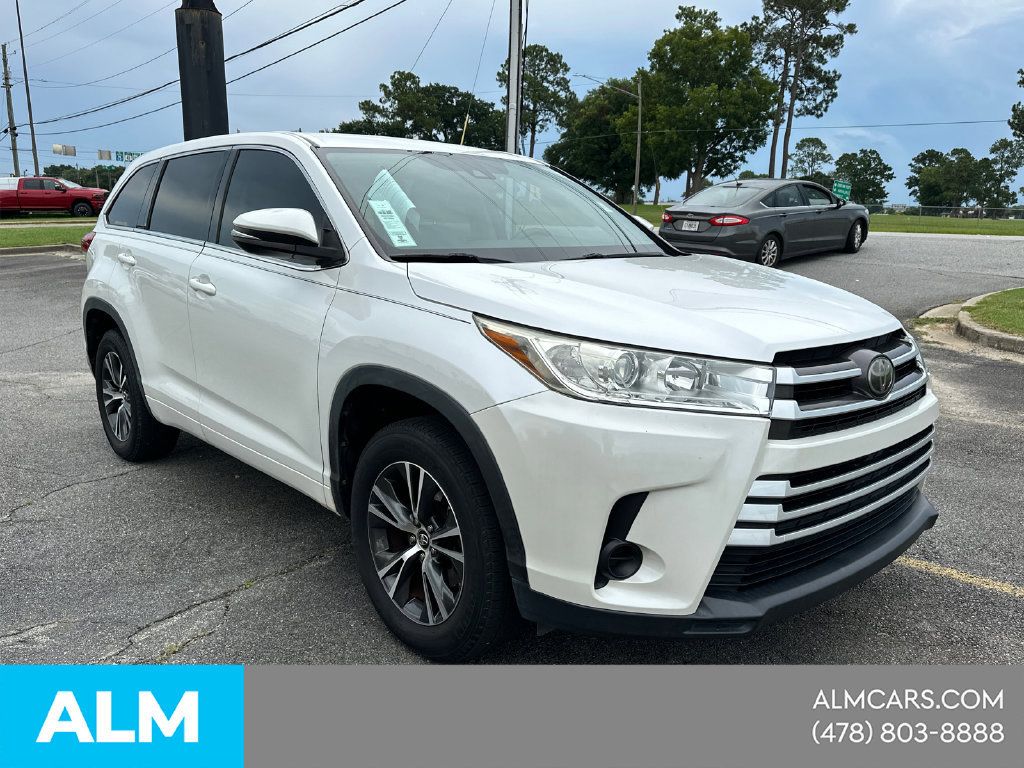 Used 2018 Toyota Highlander LE FWD image 3