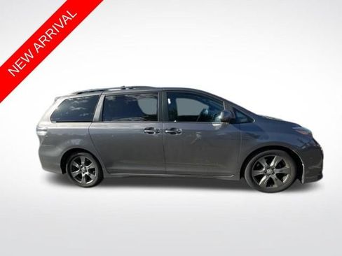 Used 2017 Toyota Sienna SE Premium FWD image 1