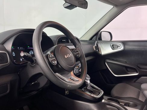 Used 2025 Kia Soul LX image 16