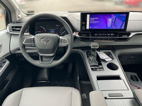New 2026 Toyota Sienna XLE image 18