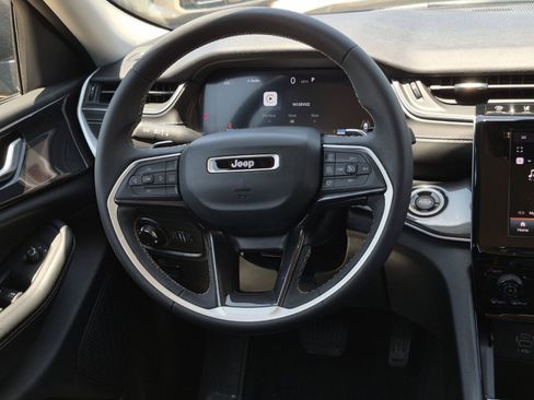 Used 2023 Jeep Grand Cherokee Laredo RWD image 17