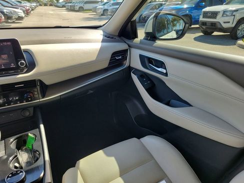 Certified 2021 Nissan Rogue SV w/ Premium Package image 18